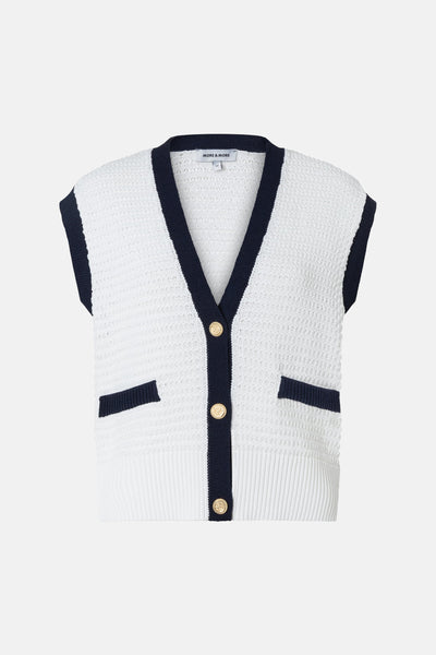 Gebreid wit vest van MORE & MORE met marineblauwe bies en gouden knopen.