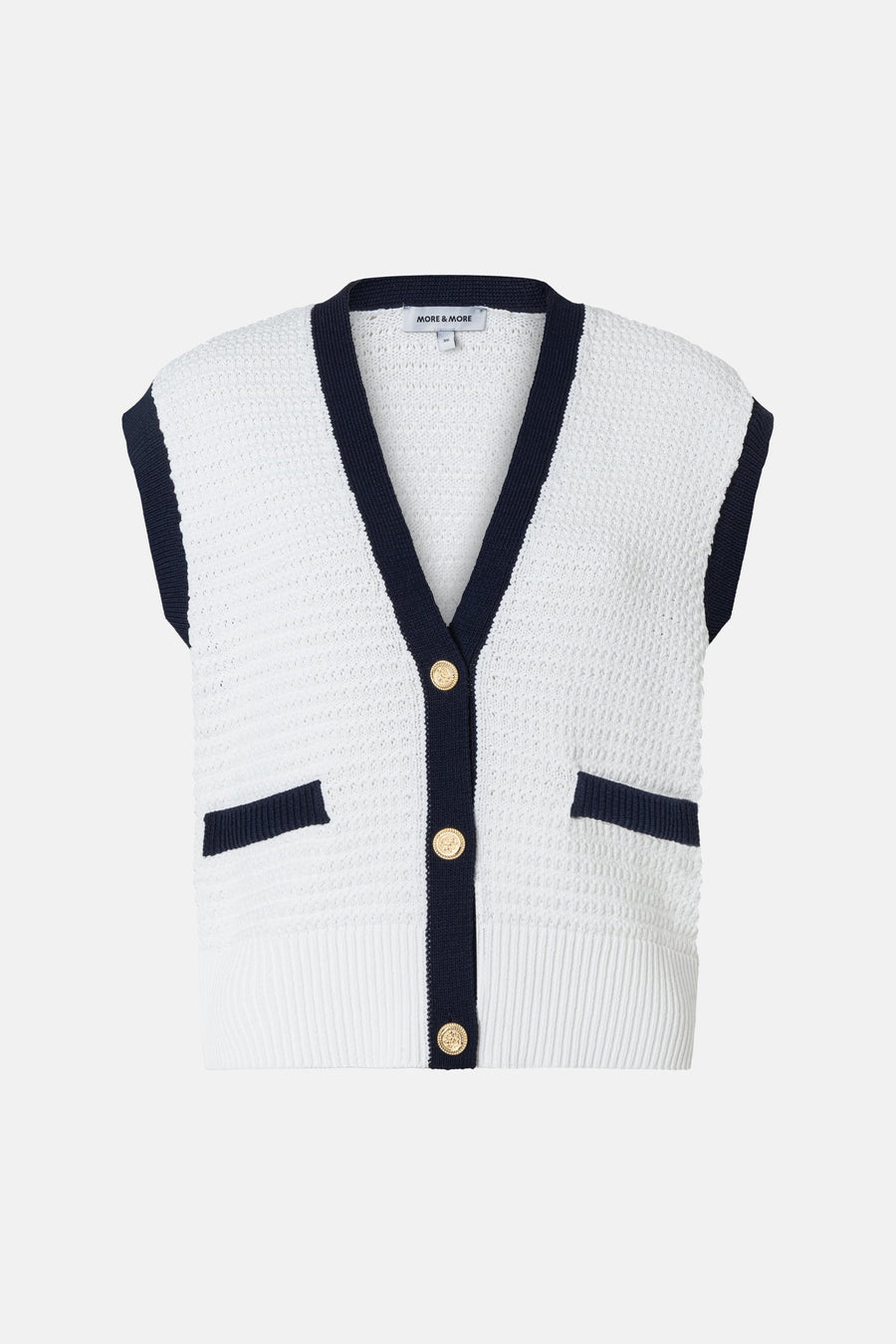 Gilet blanc tricoté de MORE & MORE avec bordure bleu marine et boutons dorés.
