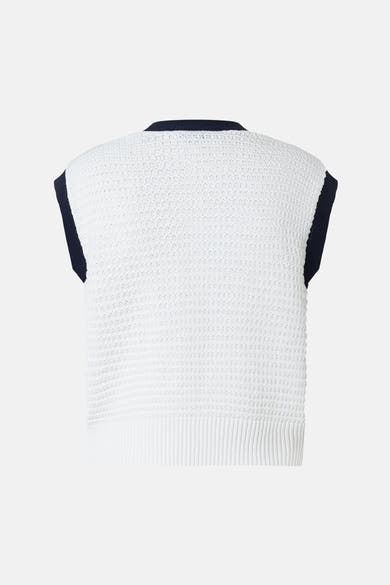 Gilet blanc de MORE & MORE avec bordure bleu marine, en tricot ajouré, vue de dos.