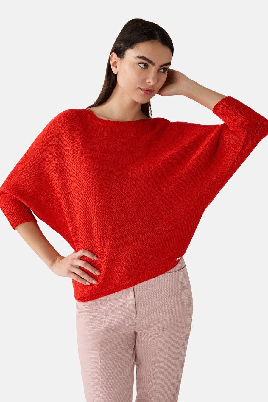 Pull rouge à col rond par MORE & MORE, avec des manches trois-quarts amples et un ourlet droit, porté avec un pantalon rose texturé.