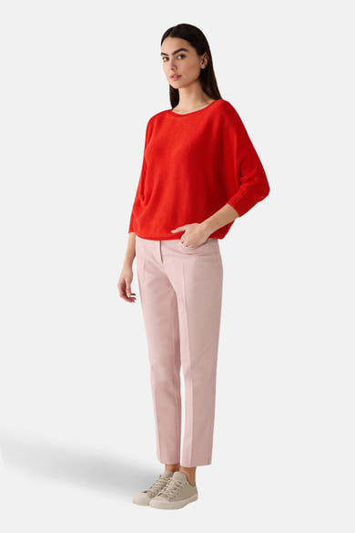 Pull à col rond rouge de MORE & MORE, avec des manches trois-quarts, porté avec un pantalon rose.