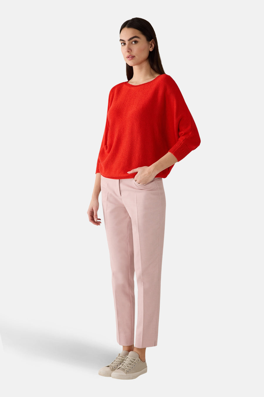 Pull à col rond rouge de MORE & MORE, avec des manches trois-quarts, porté avec un pantalon rose.