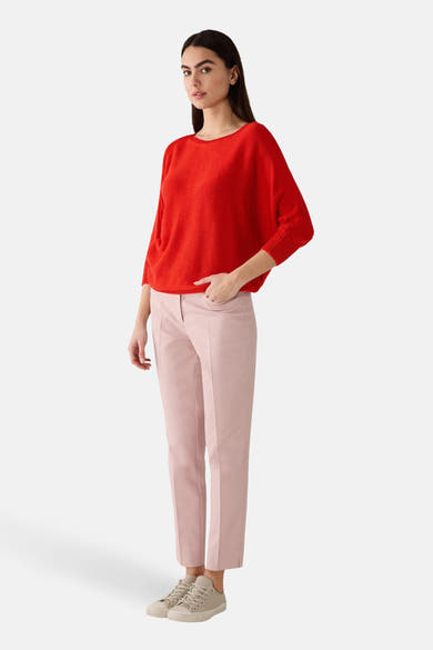 Pull à col rond rouge de MORE & MORE avec des manches trois-quarts sur pantalon rose.