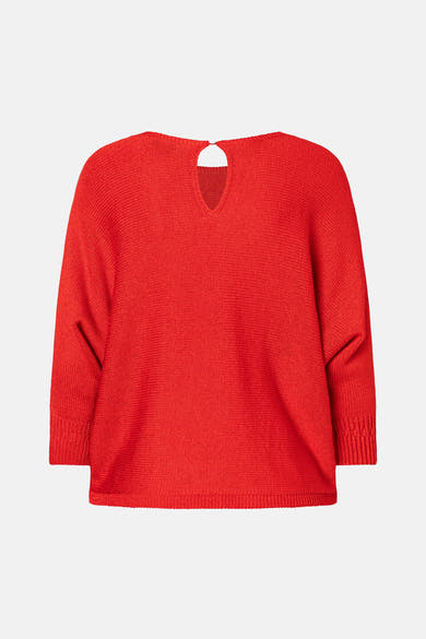 Pull col rond rouge de MORE & MORE, avec détail goutte d'eau à l'arrière du col et manches trois-quarts.
