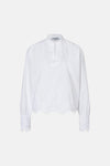 Chemise blanche à manches longues de MORE & MORE, avec détails de dentelle en bas et aux manchettes.
