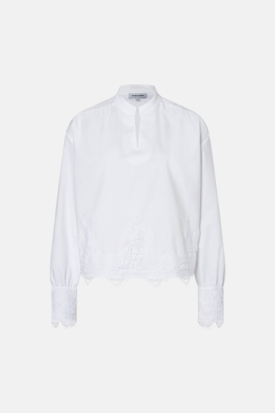 Chemise blanche à manches longues de MORE & MORE, avec détails de dentelle en bas et aux manchettes.
