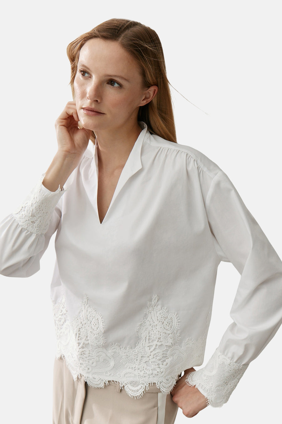 Chemisier blanc à manches longues de MORE & MORE, avec bordure en dentelle et col en V.