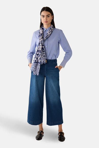 Chemise à manches longues bleue à rayures by MORE & MORE, avec un foulard à motifs noué et des détails dentelle aux poignets.