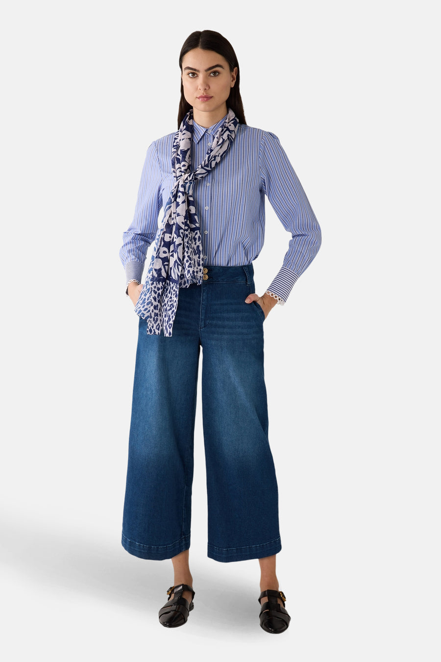 Chemise à manches longues bleue à rayures by MORE & MORE, avec un foulard à motifs noué et des détails dentelle aux poignets.