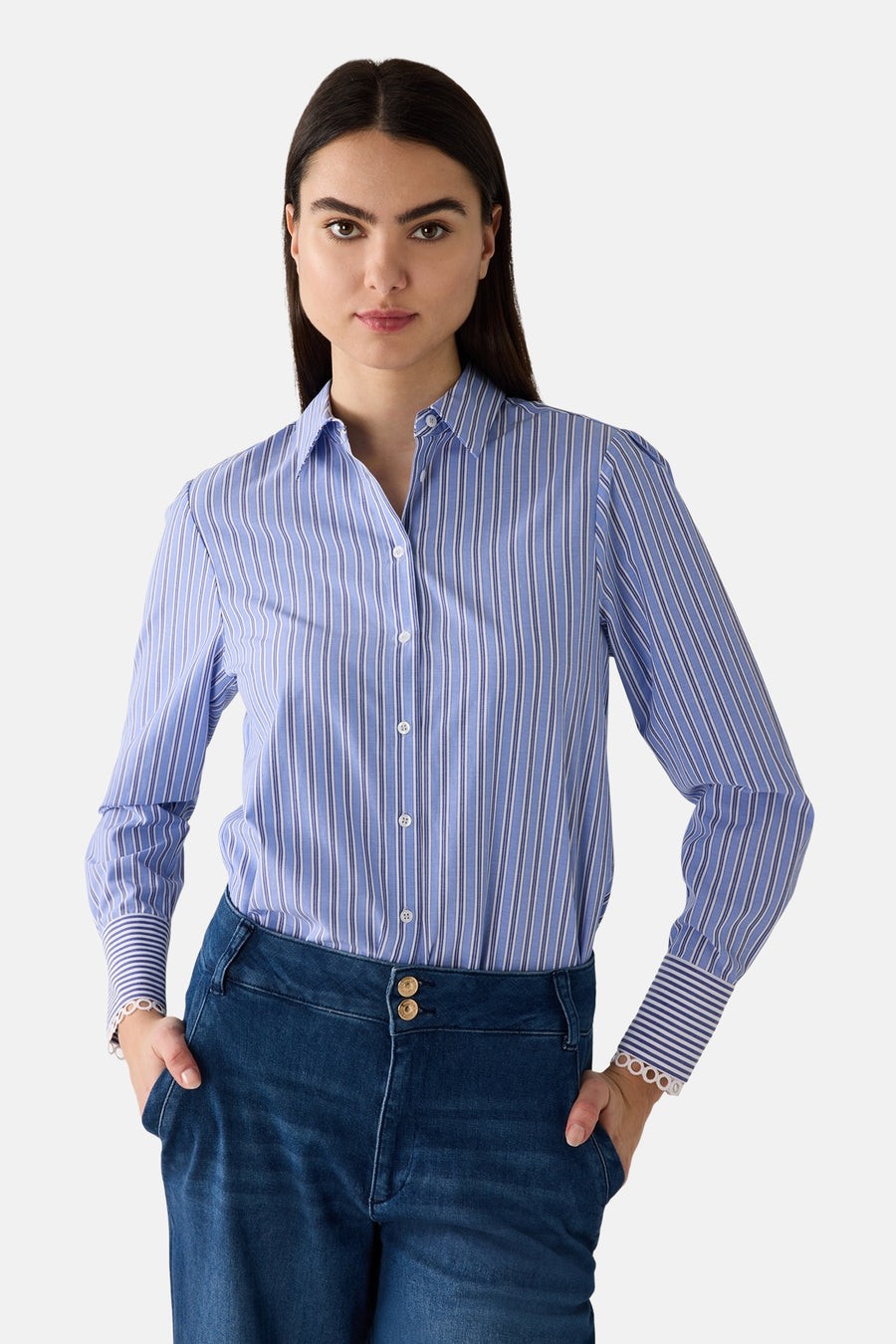 Chemise à manches longues bleue rayée de MORE & MORE, avec boutons blancs et poignets à rayures décorés.