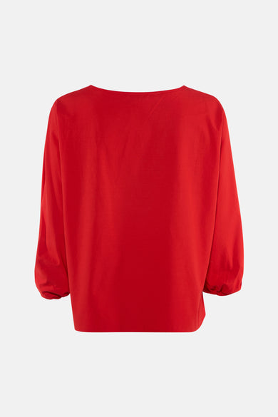 Rode blouse met driekwartmouwen van MORE & MORE, losse pasvorm op neutrale achtergrond.