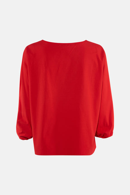 Rode blouse met driekwartmouwen van MORE & MORE, losse pasvorm op neutrale achtergrond.