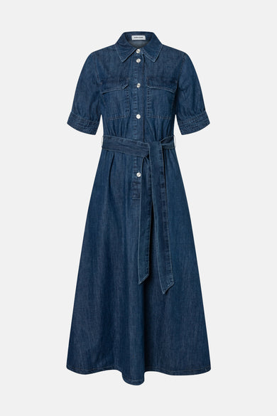 Robe en denim bleu foncé de MORE & MORE, avec ceinture et boutons blancs.