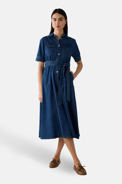 Robe à manches courtes en denim bleu foncé de MORE & MORE, avec ceinture et coupe évasée mi-longue.