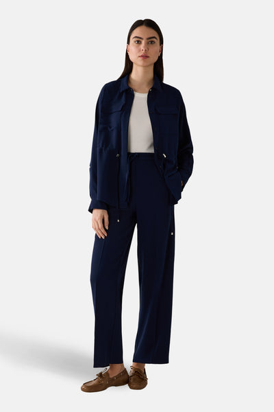 Pantalon de costume bleu de MORE & MORE, porté avec une chemise et des chaussures marron.