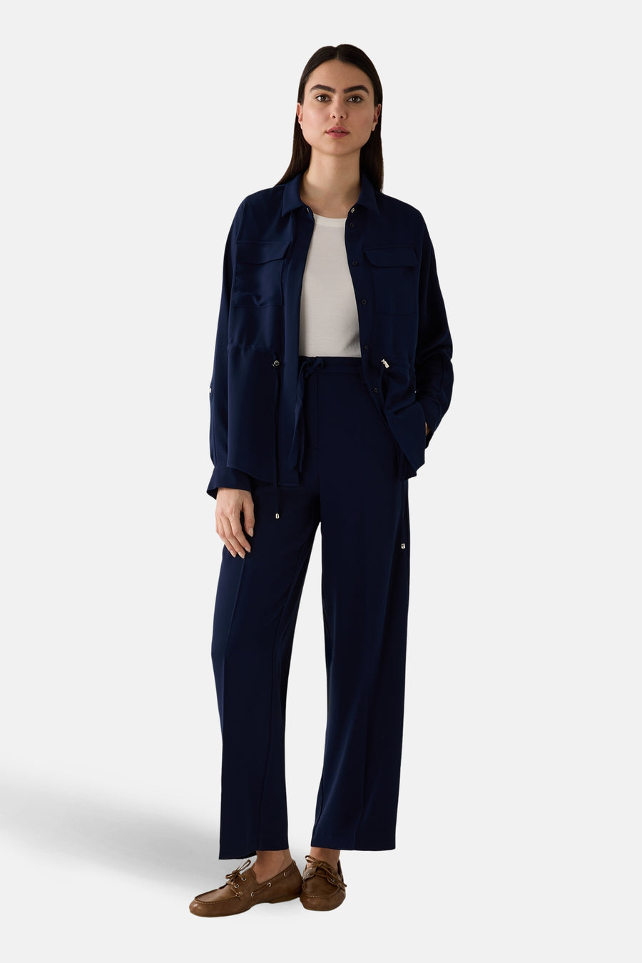 Pantalon de costume bleu de MORE & MORE, porté avec une chemise et des chaussures marron.
