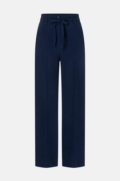 Pantalon de costume bleu, par MORE & MORE, avec une ceinture à nouer et des plis sur le devant.