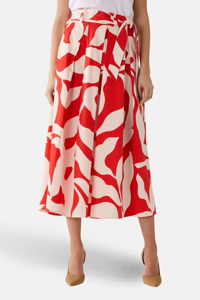 3/4 rok in meerdere kleuren van MORE & MORE, rood en beige abstract patroon, gedragen met een T-shirt en een spijkerjasje.