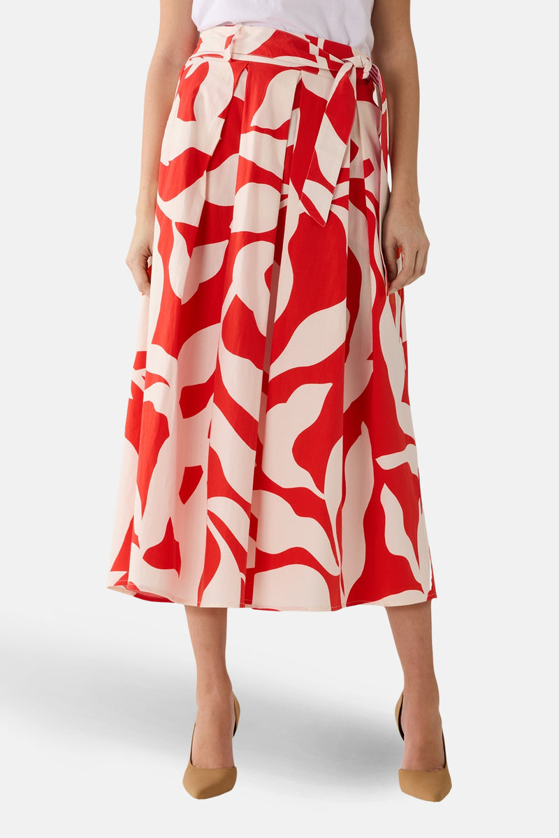 3/4 rok in meerdere kleuren van MORE & MORE, rood en beige abstract patroon, gedragen met een T-shirt en een spijkerjasje.