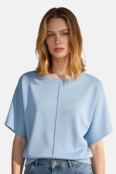 Pull bleu de MORE & MORE avec couture verticale, porté avec un jean taille haute.
