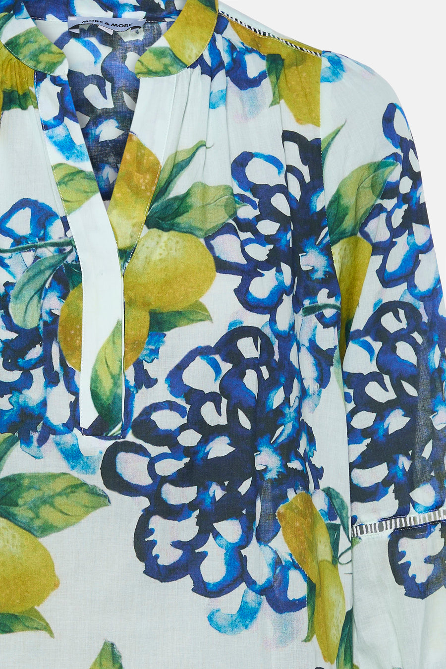 3/4 blouse meerkleurig van MORE & MORE met citroen- en blauwe bloemenprint, losse pasvorm.