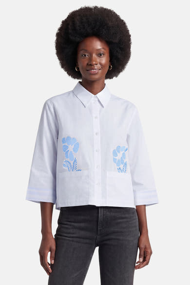 Wit 3/4-mouwen overhemd van MORE & MORE, van achteren gezien, gedragen met een grijze jeans en witte sneakers.