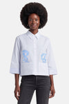 Wit 3/4-mouwen overhemd van MORE & MORE, van achteren gezien, gedragen met een grijze jeans en witte sneakers.