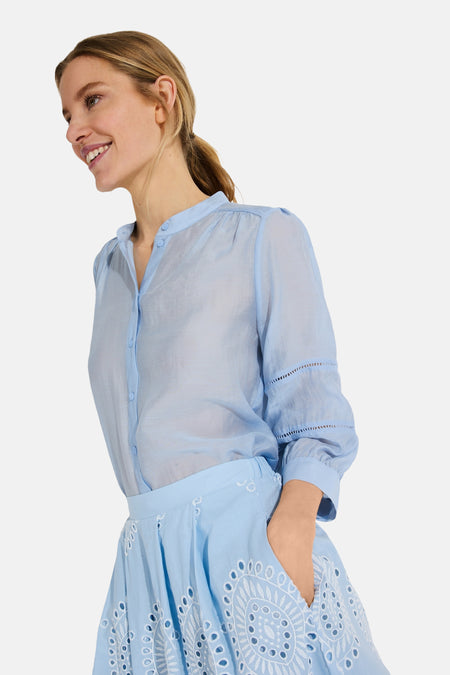 Blauwe blouse met lange mouwen van MORE & MORE, met mao-kraag en ajourdetails op de mouwen.