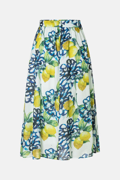 Multikleuren lange rok van MORE & MORE, met een citroen- en blauwe bloemenprint op een witte achtergrond.