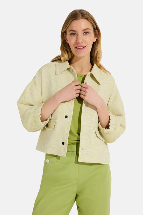 Veste courte verte par MORE & MORE, avec des manches trois-quarts à bordures festonnées.