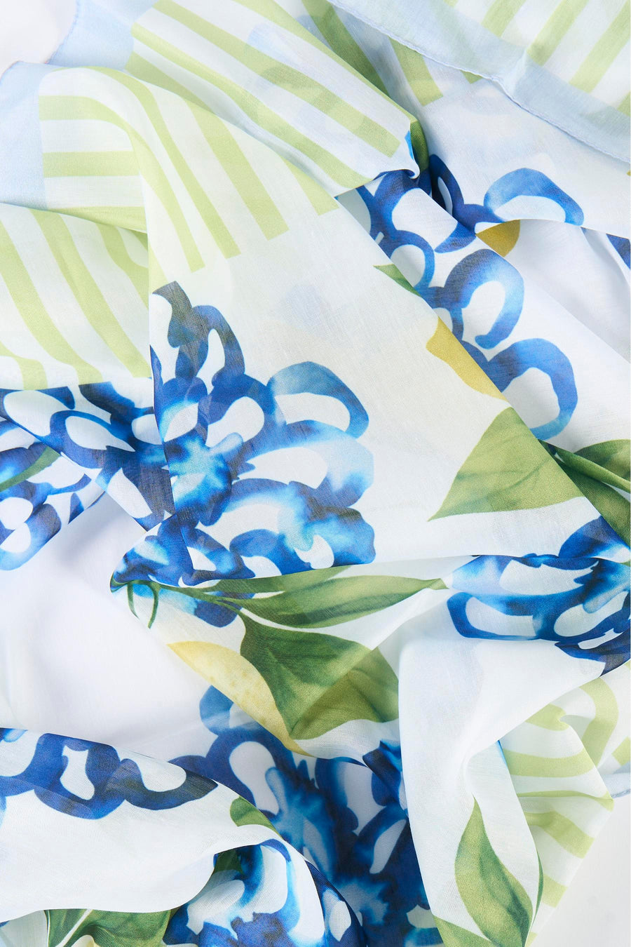 Multikleuren sjaal van MORE & MORE met blauw bloemenpatroon en groene bladeren, groene en witte strepen.