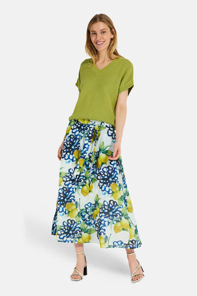 Multikleuren sjaal van MORE & MORE, met een bloemen- en citroenmotief.