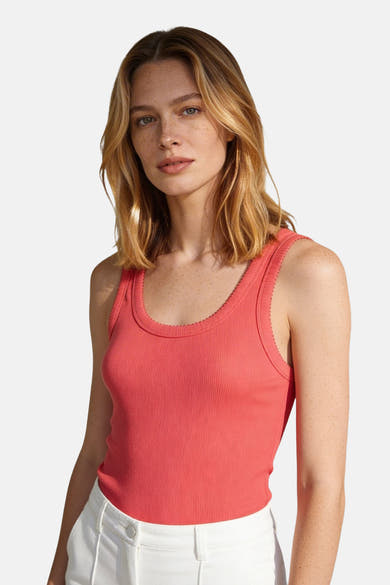 Roze geribbelde tanktop van MORE & MORE met ronde hals, gedragen met een witte broek.