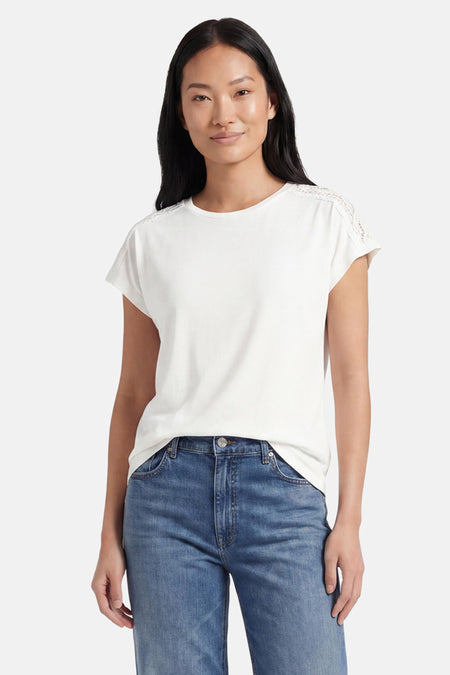 Wit T-shirt met korte mouwen van MORE & MORE met getextureerde details op de schouders, achterkant.