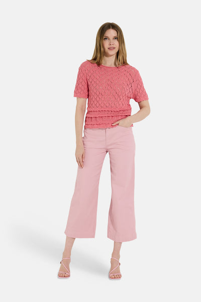 Roze trui met korte mouwen van MORE & MORE met ajourbreisel en ruchesdetails.