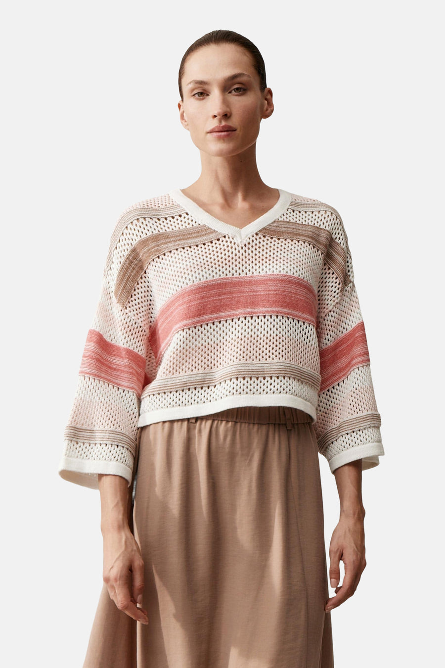 Multikleurige rondehals trui van MORE & MORE met horizontale strepen, ajour, 3/4 mouwen, gedragen met een beige rok.