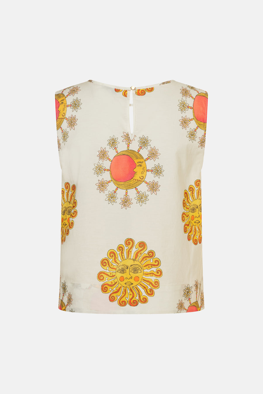 Blouse sans manches crème de la marque MORE & MORE, ornée de motifs multicolores de soleil, lune et fleurs, avec un bouton au dos.