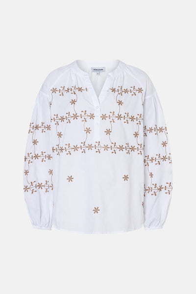 Blouse blanche de MORE & MORE avec des broderies florales marron, col tunisien et manches longues bouffantes.