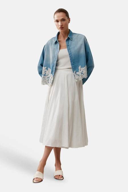 Chemise en jean bleu clair de MORE & MORE avec dentelle blanche florale aux manches et à l'ourlet.