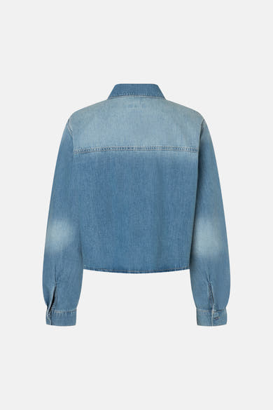 Lichtblauw, uitgewassen spijkerblouse van MORE & MORE, van achteren gezien, met kraag, lange mouwen en korte zoom.