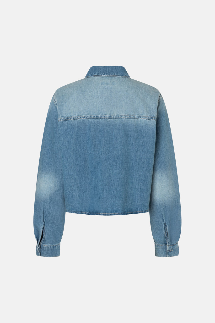 Lichtblauw, uitgewassen spijkerblouse van MORE & MORE, van achteren gezien, met kraag, lange mouwen en korte zoom.
