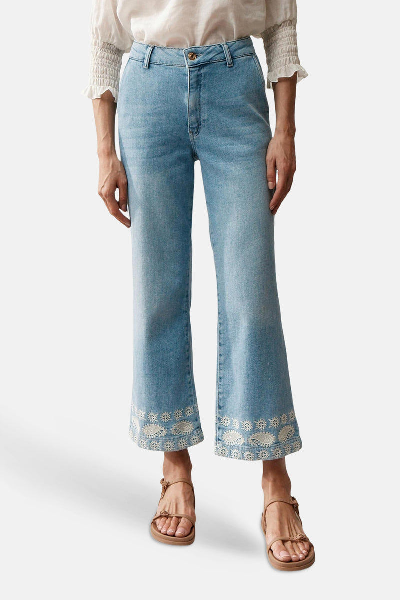 Rechte jeans van lichtblauw denim van MORE & MORE, met bloemenborduursel onderaan de pijpen.