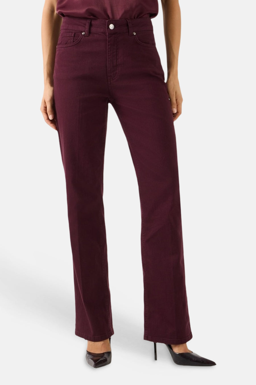 Pantalon 5 poches rouge foncé MORE & MORE porté, avec jambes droites et fermeture boutonnée.