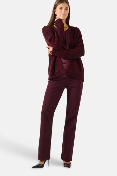 Femme portant un pantalon 5 poches rouge foncé MORE & MORE, coupe droite.