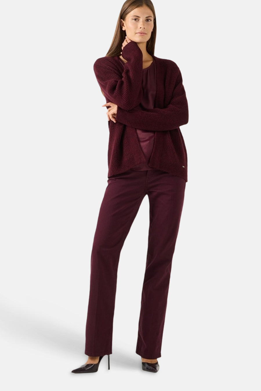 Femme portant un pantalon 5 poches rouge foncé MORE & MORE, coupe droite.