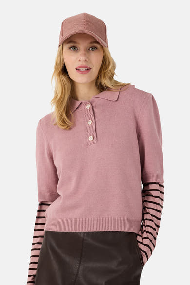 Pull rose à manches courtes avec col chemise et boutons, porté sur un haut rayé, MORE & MORE