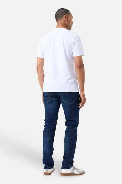 Rechte donkerblauwe jeans van GARCIA, gedragen met een wit T-shirt en witte sneakers, achtergezicht.