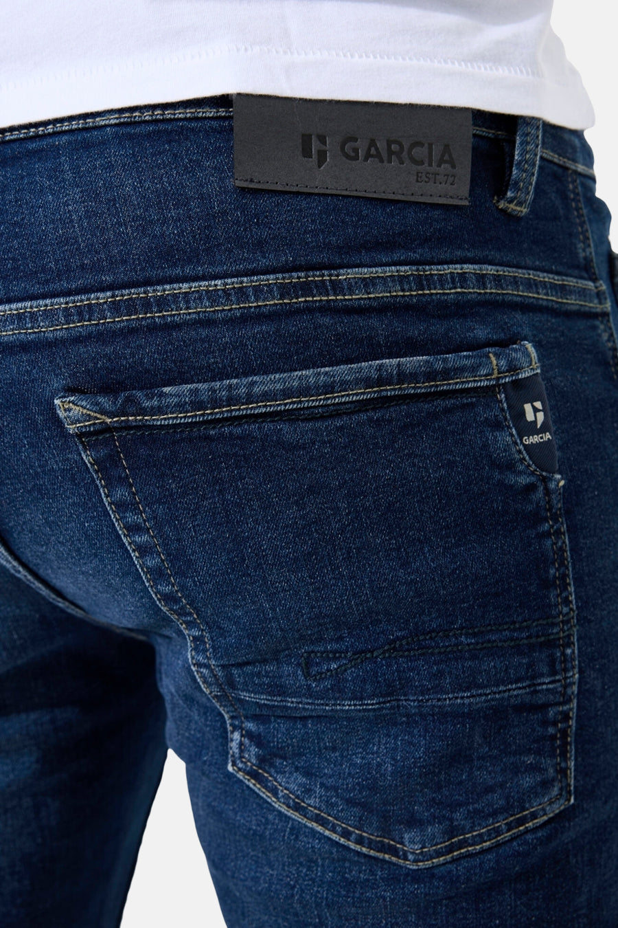 Rechte spijkerbroek in donkerblauw denim van GARCIA, met achterzak en decoratieve inzetstukken.