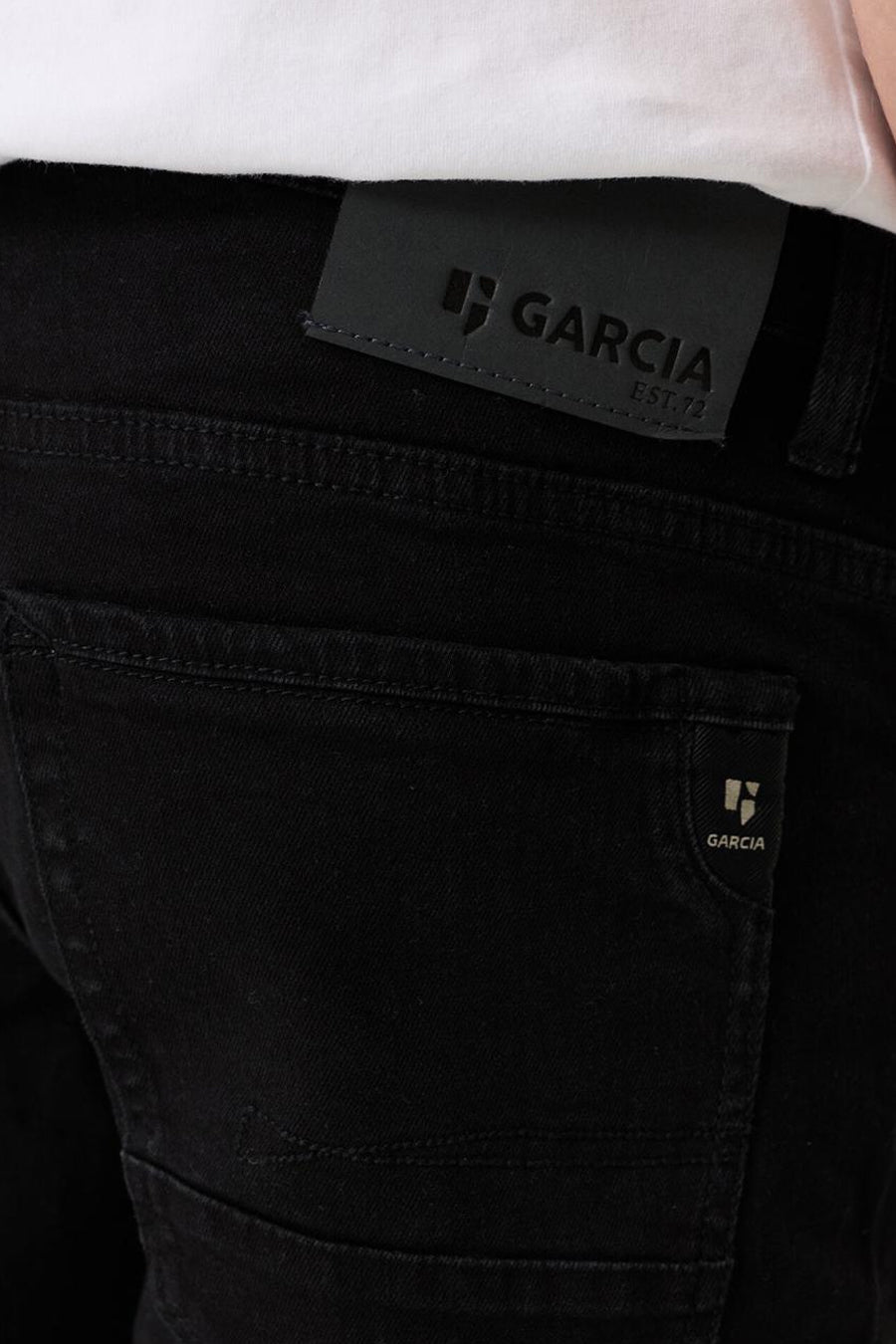 Gros plan sur la poche arrière d’un jean droit noir GARCIA, avec étiquette et logo de la marque visibles