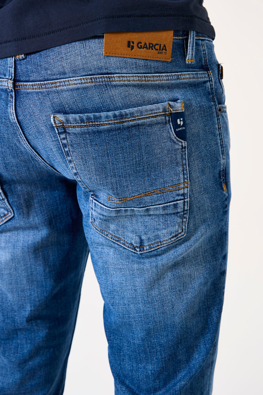 Jean tapered bleu denim, de GARCIA, avec poche arrière plaquée et étiquette en cuir à la ceinture.